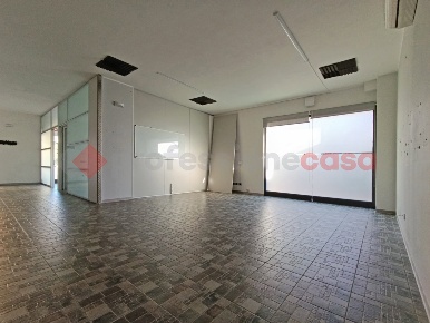 Foto Negozio in Martiri della LibertÃ, Arona Centro di 110 m² con 3 locali