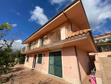 Foto Villa unifamiliare in VIA SANTA LUCIA, Minturno di 150 m² con 7 locali