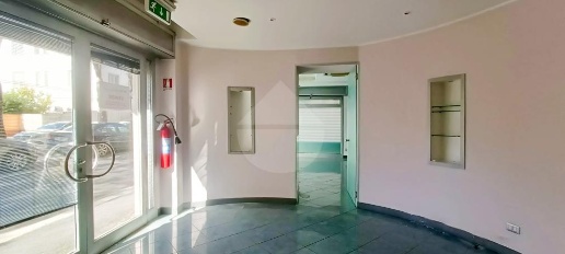 Foto Negozio in Mezzanotte, Pescara di 190 m² in vendita