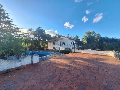 Foto Villa unifamiliare a San Severino Marche Serripola di 532 m²