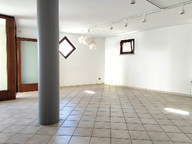 Foto Ufficio a Moruzzo Alnicco di 57 m² con 2 locali in affitto