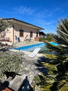 Foto Villa unifamiliare in via dei Lucani, Castrolibero di 510 m²