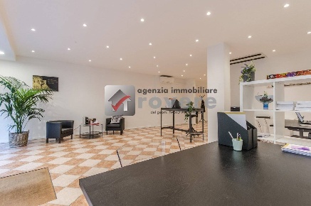 Foto Locale commerciale a Treviso Piazza dei Signori di 125 m² in affitto