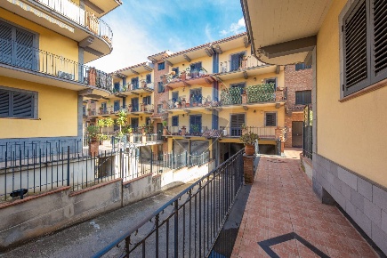 Foto Appartamento in Via Antonino Tripoli, Camporotondo Etneo Piano Tavola