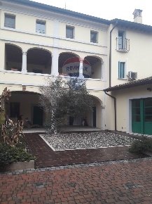 Foto Casa indipendente in via  Castello, Lonato del Garda di 400 m²