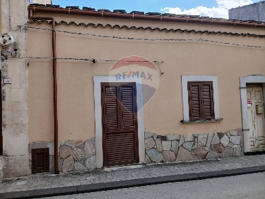 Foto Appartamento in Via Umberto, Ferla di 180 m² con 6 locali in vendita
