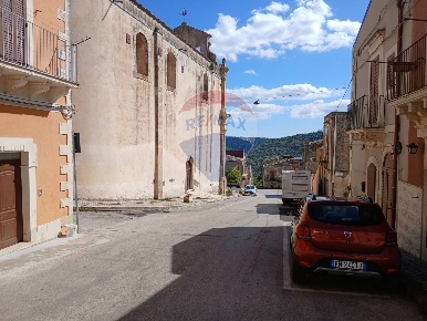 Foto Appartamento in Via Umberto, Ferla di 180 m² con 6 locali in vendita