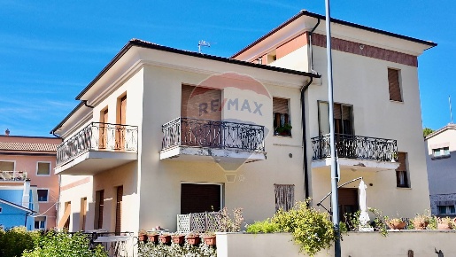 Foto Villa unifamiliare a Numana Numana Paese di 320 m² con 8 locali