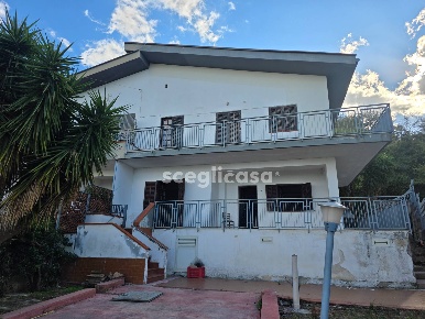Foto Villa a schiera in Via Stromboli, Carini Centro di 150 m² con 5 locali