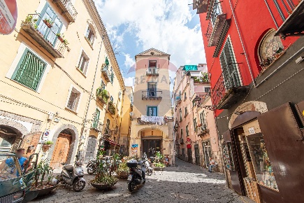 Foto Appartamento in Via Antica Corte, Salerno di 110 m² con 5 locali