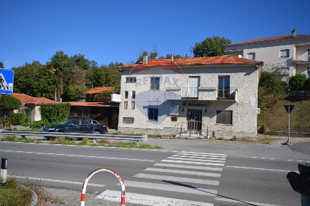 Foto Locale commerciale in Via Nazionale, Carcare Centro di 201 m²