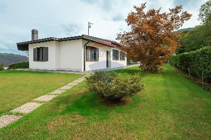Foto Villa singola in Via Piacco, Lavena Ponte Tresa di 163 m² con 4 locali
