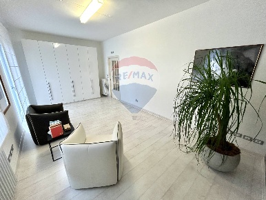 Foto Locale commerciale a Costa Volpino Centro di 100 m² con 4 locali