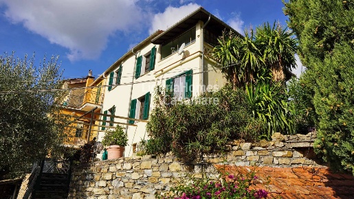 Foto Appartamento in Diano Roncagli - PIazza Santa Lucia, Diano San Pietro