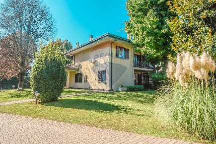 Foto Villa bifamiliare in viale lombardia, Rescaldina di 231 m² in vendita