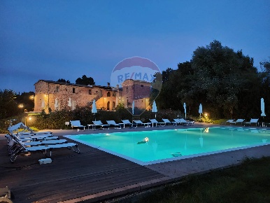 Foto Rustico a Foiano della Chiana di 600 m² con 38 locali in vendita