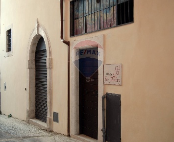 Foto Locale commerciale in Via Dei Drappieri, L'Aquila di 200 m² in vendita