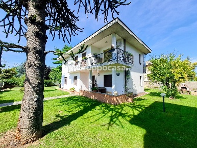Foto Villa unifamiliare in Via 2 Giugno, Mesero di 280 m² con 7 locali
