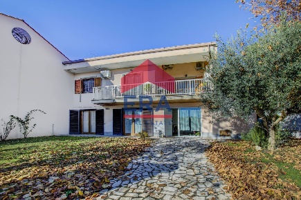 Foto Appartamento in Via Cincinnato, Pomezia Pomezia Centro di 105 m²