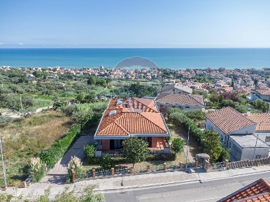Foto Villa singola in contrada san silvestro, Silvi di 337 m² con 8 locali