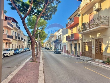 Foto Locale commerciale in Via Francesco Crispi, Terrasini Centro di 103 m²