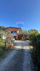 Foto Villa bifamiliare in Via Vocabolo Hoffmann, Foligno di 235 m²