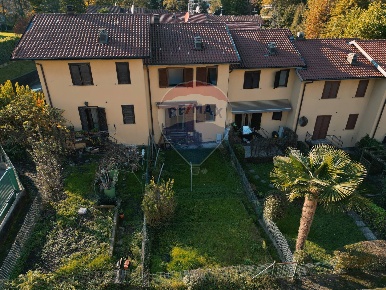 Foto Villa a schiera in Via San Lorenzo, Galliate Lombardo di 149 m²