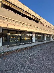 Foto Locale commerciale in VIA J. KENNEDY, Riese Pio X Vallà di 915 m²