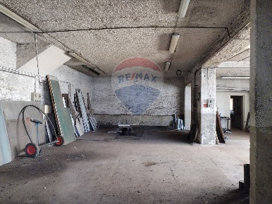 Foto Box in Via Vittorio Veneto, Pedavena Centro di 220 m² con 3 locali