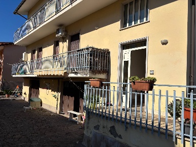 Foto Appartamento in Via Antonio D'Ambrosio, Apice di 130 m² con 5 locali