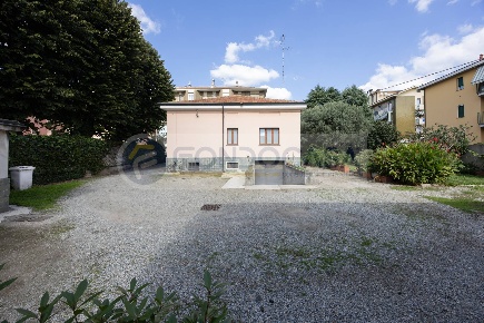 Foto Villa singola in via Raffaello Sanzio, Pioltello Centro di 1540 m²