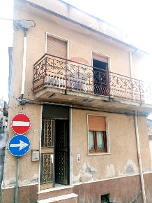 Foto Casa indipendente in via Matrice, Maletto di 76 m² con 5 locali