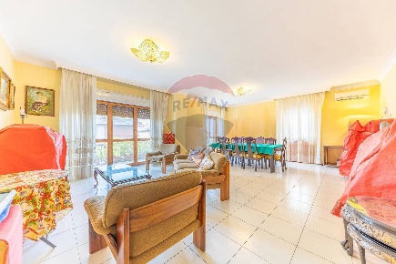 Foto Appartamento in Via Gasperina, Roma Anagnina di 243 m² con 8 locali