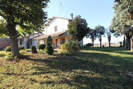 Foto Villa singola in VIA OCA PISANA, Argenta di 250 m² con 10 locali