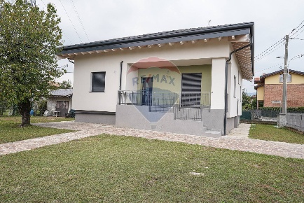 Foto Villa singola in Via San Gaudenzio, Ponte San Pietro Centro di 247 m²