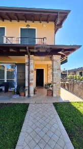 Foto Villa bifamiliare in Via Nikolajewka, Rodengo Saiano di 201 m²