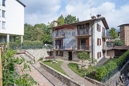 Foto Villa bifamiliare in via bergamina, Ranica Centro di 460 m² in vendita