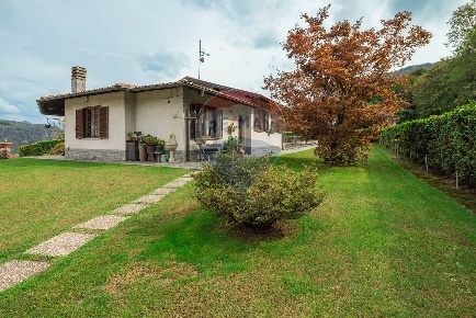 Foto Villa singola in Via Piacco, Lavena Ponte Tresa di 163 m² con 4 locali
