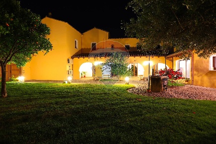 Foto Villa unifamiliare in via Roma, Serdiana di 761 m² con 30 locali