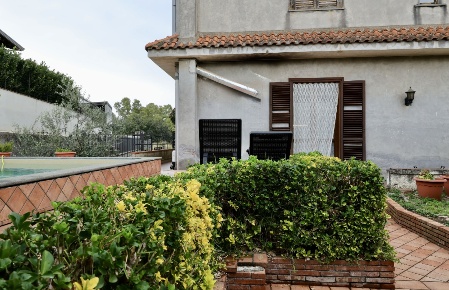 Foto Villa unifamiliare in Via Giuseppe Mazzini Aci Sant'Antonio, di 309 m²