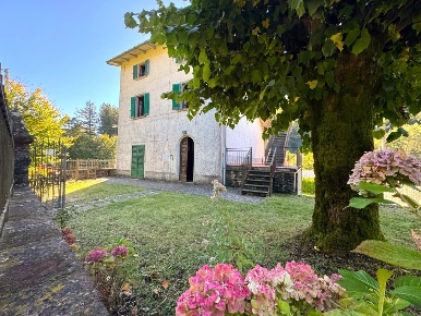Foto Villa unifamiliare in Via dell'Appennino, Vernio Montepiano di 250 m²