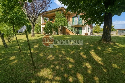 Foto Casa indipendente a Barberino di Mugello di 250 m² con 8 locali
