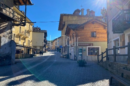 Foto Posti auto in Via Bourgeois, Cogne Centro di 16 m² con 1 locali