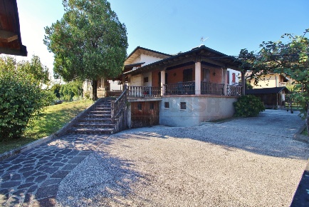 Foto Villa singola a Montebello Vicentino di 493 m² con 9 locali in vendita