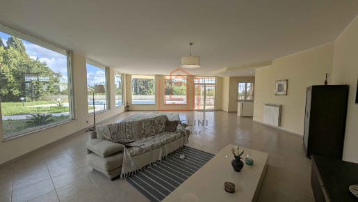 Foto Villa unifamiliare a Latina Isonzo di 472 m² con 18 locali in vendita