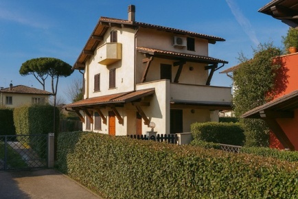 Foto Villa unifamiliare a Forte dei Marmi Centro di 150 m² con 8 locali