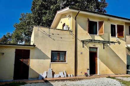 Foto Villa bifamiliare a Pietrasanta di 100 m² con 6 locali in vendita