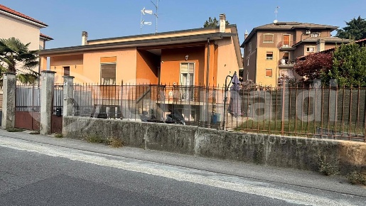 Foto Villa bifamiliare in Via Bassi 11, Abbiategrasso di 130 m² in vendita