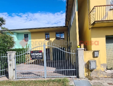 Foto Villa a schiera in Piazza Aldo Moro snc, Sant'Urbano Centro di 161 m²