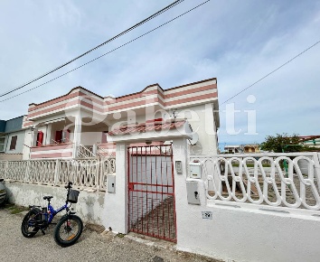 Foto Villa bifamiliare in Via Chieti 12, Castel Volturno Pinetamare